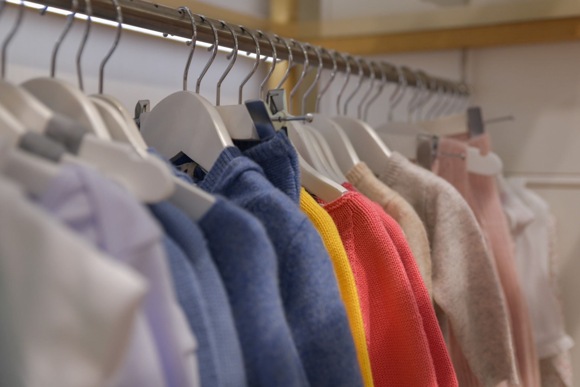 A finales de los años ochenta, cuando el prêt-à-porter dio paso al fast fashion, nuestra relación con la ropa cambió radicalmente. Teníamos la posibilidad de estrenar algo casi cada día, porque la rotación era inmensa y los precios muy bajos, y no éramos conscientes del daño real que le estábamos causando al planeta con ese consumismo desenfrenado.
Pero hay cosas que podemos hacer para revertir esta situación. La industria de la moda es una de las más contaminantes del mundo. Analicemos los porqués y cómo, mediante un consumo inteligente y responsable, podemos vestir de manera más sostenible.
Miles de kilómetros para llevarla una vez
Estamos más que acostumbrados a ver en las etiquetas de nuestra ropa la expresión «made in», seguida de un país lejano al que probablemente nunca hemos ido. Si nos paramos a pensar en el recorrido de una prenda, nos daremos cuenta de que muchas pueden llegar a viajar hasta 20.000 kilómetros antes de llegar a nuestros armarios. El bajo precio que pagamos por ellas esconde el coste ambiental de todo ese trayecto: cuanto más viaja la ropa, más contamina.
Y su camino no acaba ahí. Desgraciadamente, usamos la ropa muy poco: en promedio, entre 7 y 10 veces, y se estima que el 40% de las prendas nunca se usan o se usan muy poco. Y cuando ya no queremos verla en el armario, la tiramos. De hecho, en todo el mundo se desecha un camión entero de ropa cada segundo, que va a parar a vertederos del sur global, lo que convierte la playa de Accra en una inmensa marea de ropa usada o el desierto de Atacama en una llanura llena de montículos de prendas desechadas.
Parece claro que tenemos un problema y que todo empieza por la primera de las R: reducir. Tenemos que comprar menos ropa y usarla más. Para no aburrirnos de las mismas prendas, podemos renovarlas cosiendo, pintando o transformándolas, pero tirarlas debe ser siempre la última opción.
El agua escondida en una prenda
Fabricar ropa necesita muchísima agua, y cuando decimos muchísima, es que hablamos de una auténtica barbaridad. Una camiseta requiere unos 2 700 litros, lo equivalente al agua que bebe un niño o una niña durante 4 años. Un pantalón vaquero necesita unos 7 500 litros, o más de 60 bañeras llenas hasta el borde. Es decir: si hoy te has puesto una camiseta, unos vaqueros, unos calcetines y ropa interior, llevas encima más de 10 000 litros de agua. Reutilizar una prenda es, por tanto, como cerrar el grifo cuando te lavas los dientes: absolutamente necesario.
También importa saber de qué están hechas las prendas que llevamos. Los materiales derivados del petróleo (como el poliéster, el nailon o la lycra) pueden tardar más de 200 años en desaparecer de la faz de la Tierra, mientras que los naturales, como el algodón, se biodegrada de manera natural entre 1 y 5 meses.
Tomar consciencia
La etiqueta de una prenda nos dice de qué material está hecha, en qué país se fabricó y cómo debemos lavarla. Leerla nos ayuda a cuidarla mejor, a hacerla durar más y a saber exactamente qué estamos comprando, porque recuerda que la ropa no la hacen solo las máquinas. Intervienen agricultores y agricultoras, costureras y costureros, transportistas y vendedores. Personas reales, a menudo con condiciones de trabajo muy distintas de las que disfrutamos aquí. Recordemos que cuando compramos ropa, también apoyamos una forma de producir y trabajar.
¿Y qué más pasos podemos dar para reducir el consumo de ropa? Por ejemplo, lavarla con agua fría. Este gesto ahorra tanta energía como la que se necesita para mantener el televisor encendido durante todo el día. Además, no lavar si no hace falta y secar al aire libre contribuye a ese ahorro energético, pero también a prolongar la vida útil de cada prenda, sin que se estropee innecesariamente.
Otra idea es organizar intercambios de ropa con amigos y amigas o en mercadillos. Es una excelente excusa para veros, pero también para alargar la vida útil de las prendas que ya no quieras seguir usando, evitar compras nuevas y reducir los residuos.
Cada persona, mayores y peques, puede marcar la diferencia. Cuidar la ropa, reutilizarla, donarla y comprar menos, pero mejor, son acciones al alcance de todo el mundo. Al fin y al cabo, ¡la ropa más sostenible es la que ya tenemos!